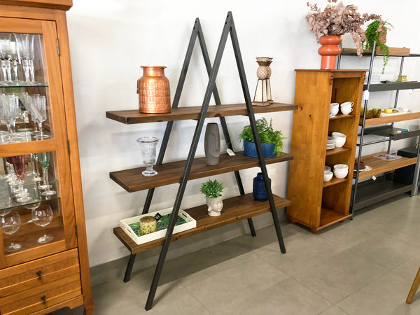 Ambiente 2 com Compass Industrial Solid Wood and Metal Shelving Unit