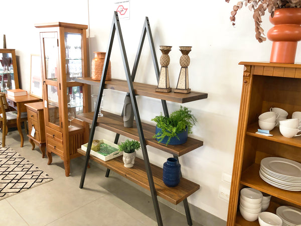 Ambiente 3 com Compass Industrial Solid Wood and Metal Shelving Unit