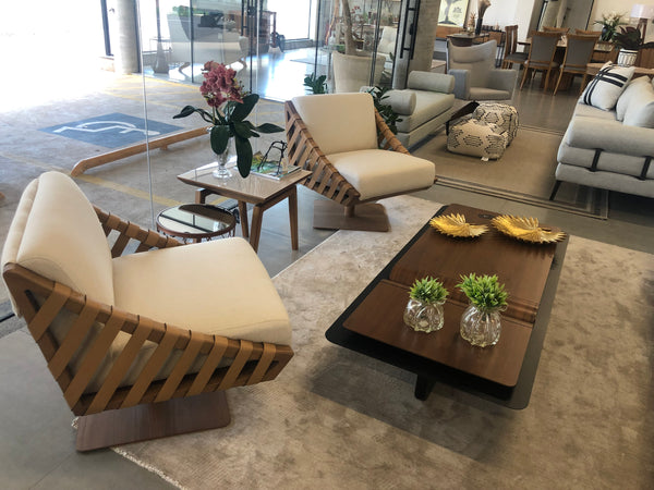 Ambiente 1 com Poltrona Girona Madeira Cinta de Couro Bege Assento Estofado Tecido Linho Claro