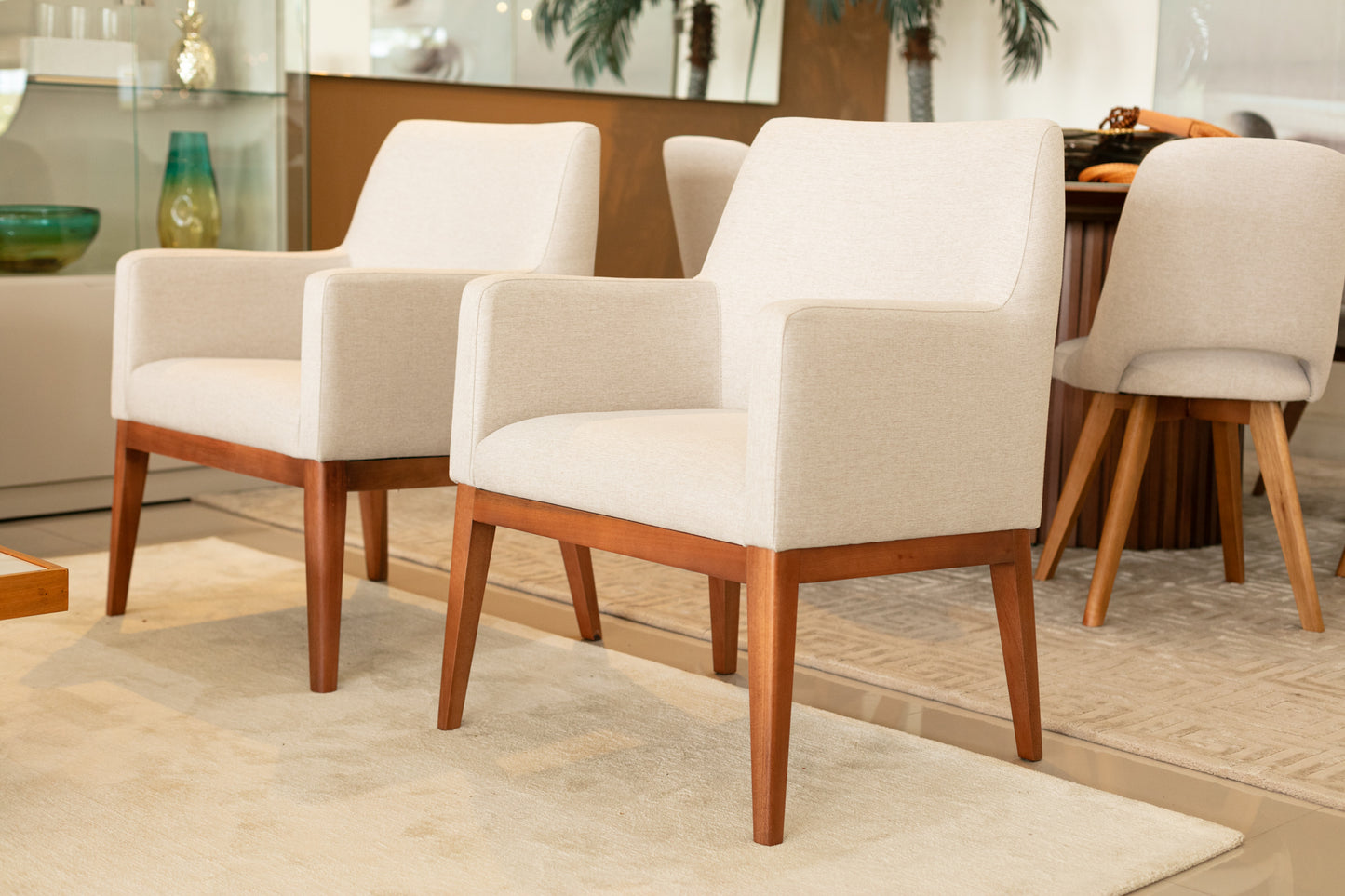 Poltrona Sarah Madeira Maciça Assento e Encosto Multilaminado Estofado