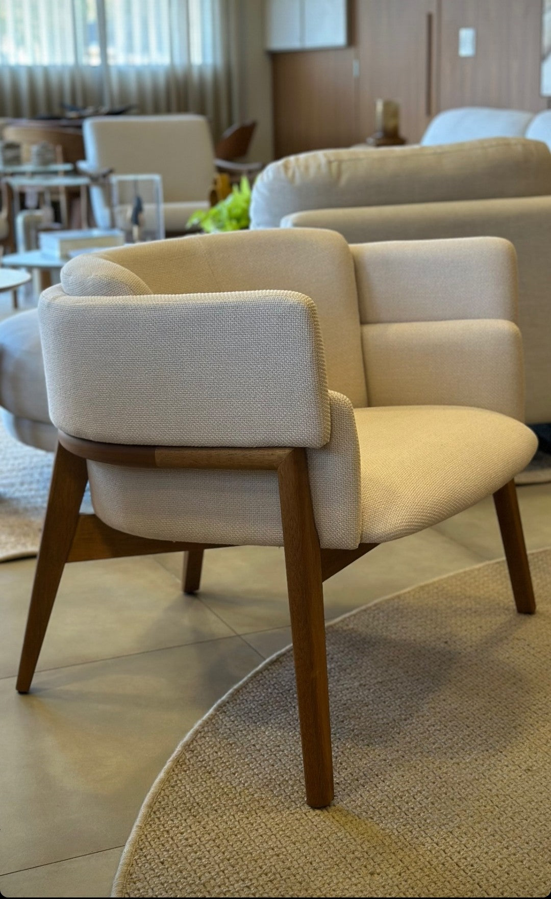 Poltrona Livorno Madeira Castanho Encosto e Assento Estofado Tecido 115