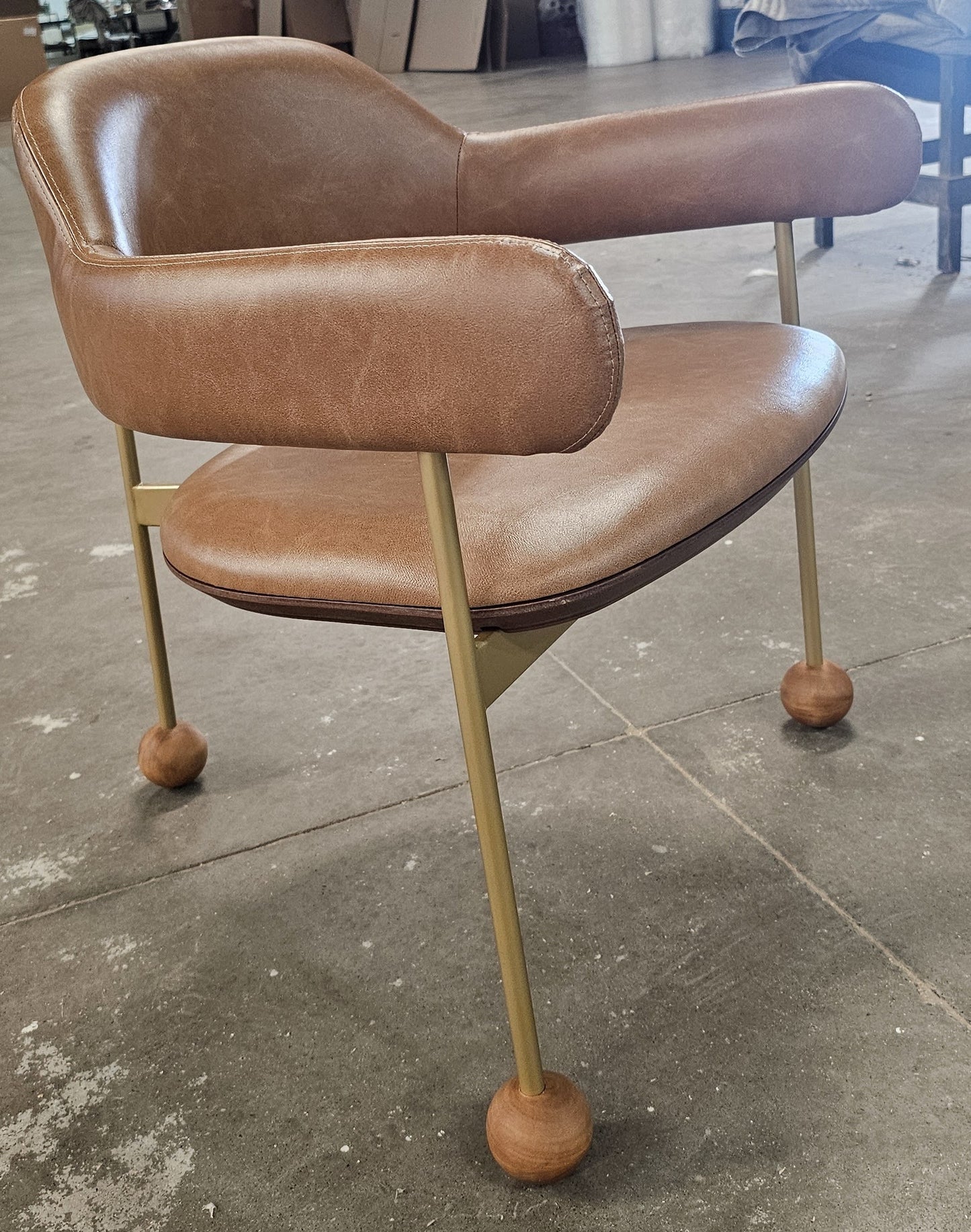 Sillón Sambó Iron FR-20 Detalle Madera Marrón Respaldo y Asiento Tapizado Tela 160