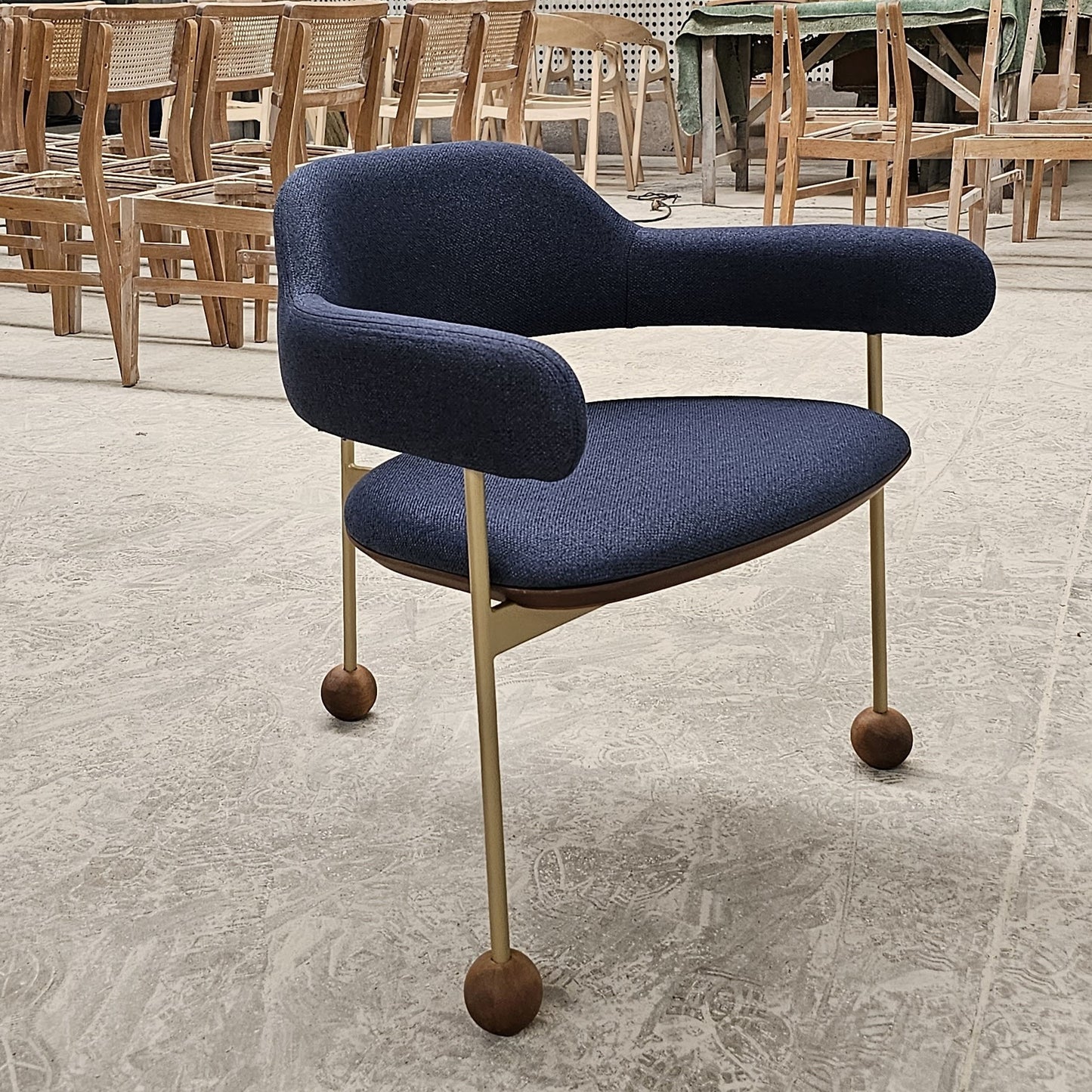 Sillón Sambó Iron FR-20 Detalle Madera Marrón Respaldo y Asiento Tapizado Tela 160