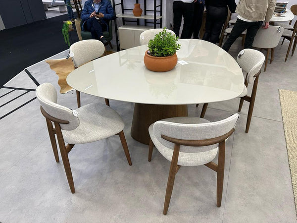 Ambiente 2 com Mesa de Jantar Pedra Madeira Cor Cinamomo BN 160x136cm