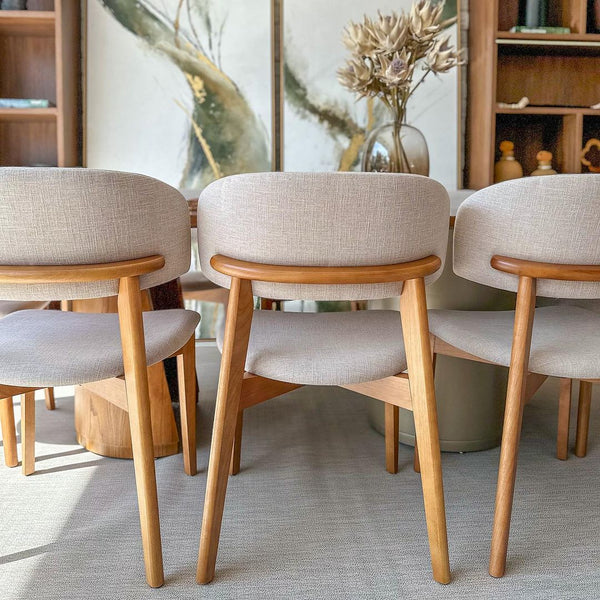 Ambiente 2 com Silla Monic de Madera de Almendro con Respaldo y Asiento Tapizado en Tela de Lino 407