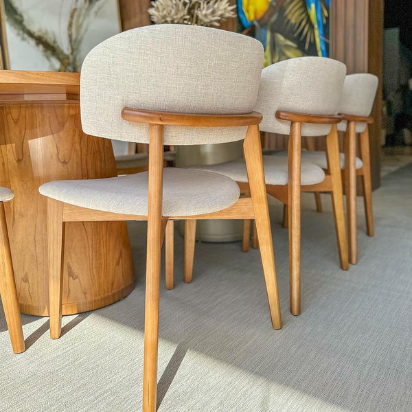 Ambiente 3 com Silla Monic de Madera de Almendro con Respaldo y Asiento Tapizado en Tela de Lino 407