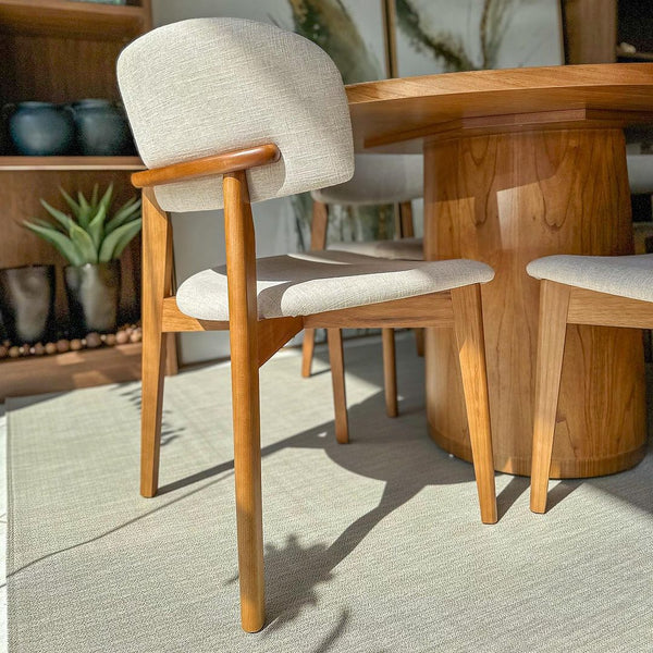 Ambiente 4 com Silla Monic de Madera de Almendro con Respaldo y Asiento Tapizado en Tela de Lino 407