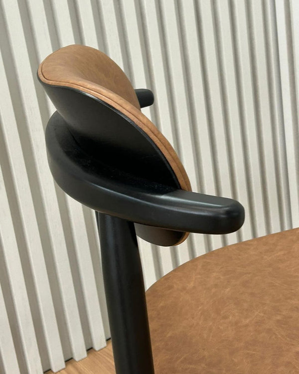 Ambiente 4 com Silla Dutti Madera de Almendro con Respaldo y Asiento Tapizado en Tela Piel Hielo 582