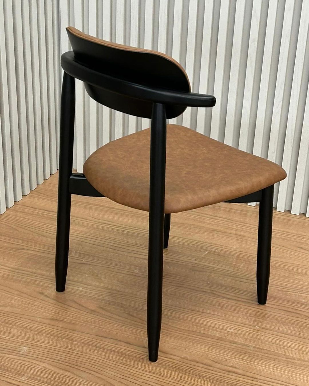 Silla Dutti Respaldo de Madera Negra y Asiento Tapizado en Tela Facto 534