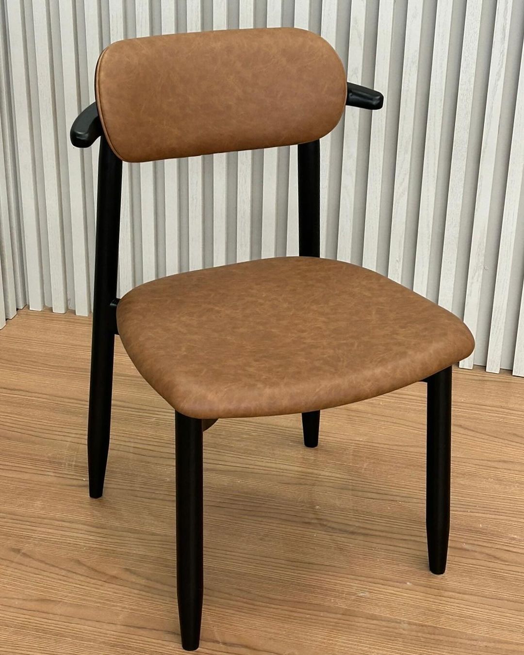 Silla Dutti Respaldo de Madera Negra y Asiento Tapizado en Tela Facto 534