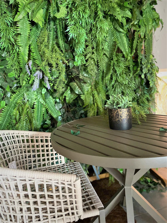 Mesa Redonda Em Alumínio Com Tampo Ripado Base X Cor Fendi 90cm