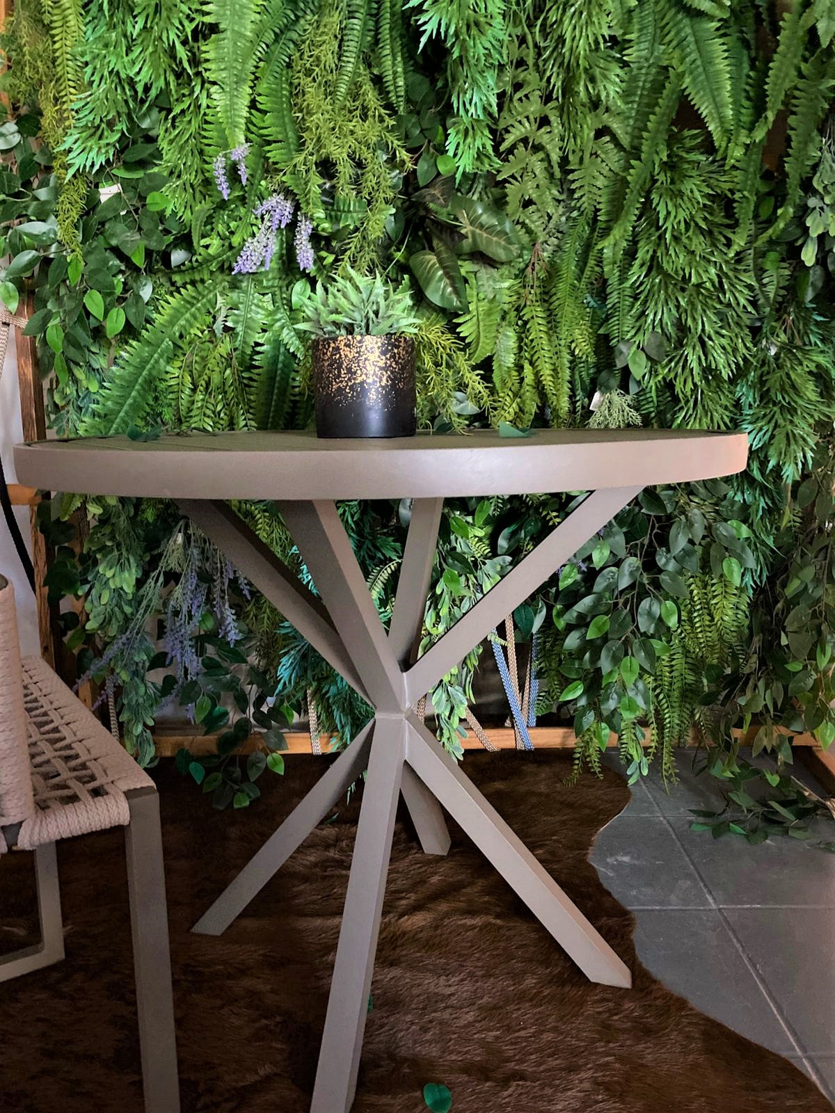 Mesa Redonda Em Alumínio Com Tampo Ripado Base X Cor Fendi 90cm