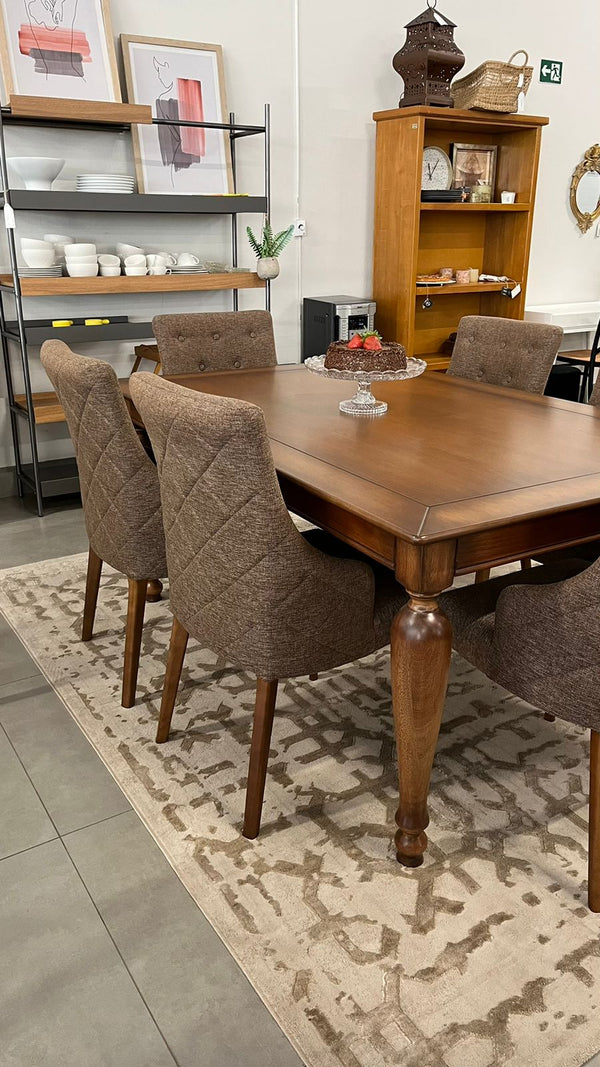 Ambiente 2 com Silla Noruega en madera marrón y tapizado Capitone marrón