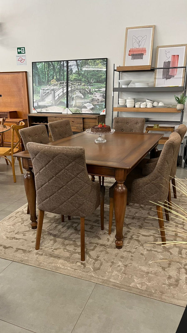Ambiente 1 com Silla Noruega en madera marrón y tapizado Capitone marrón