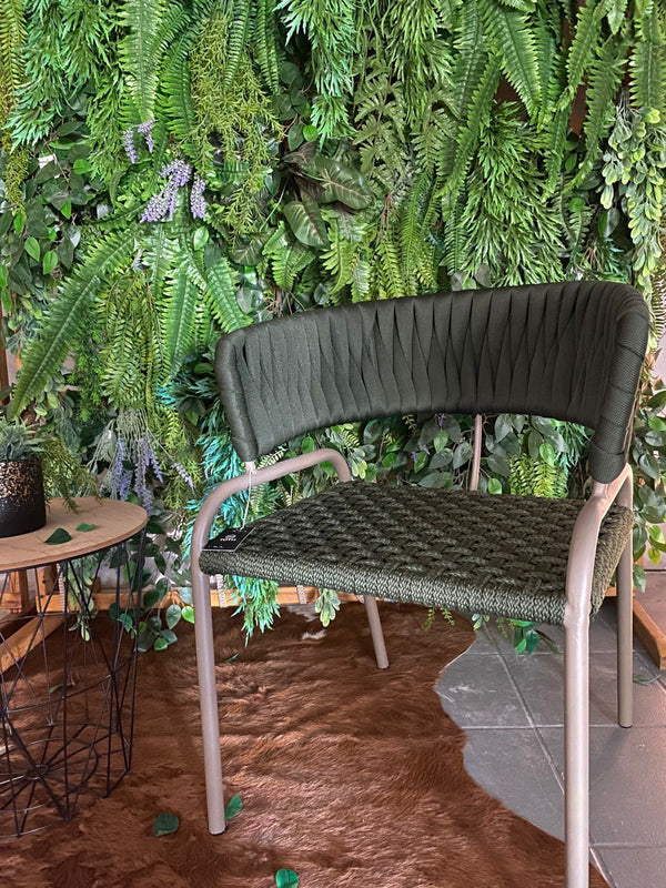 Ambiente 1 com Cadeira Deka Alumínio Cor Fendi Tricô Náutico Cor Verde Musgo