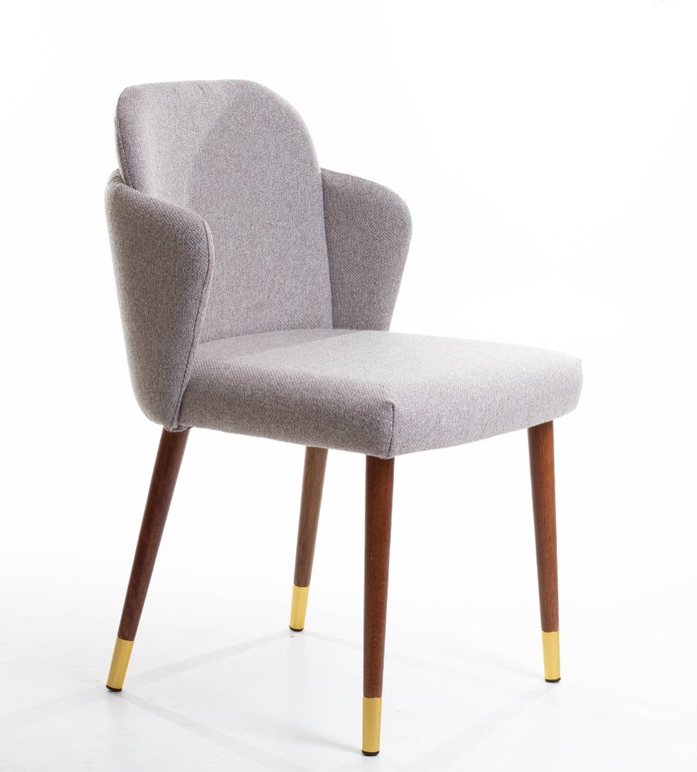 Silla Brenda Asiento Tapizado en Madera Natural Tela BR6000 con Punta Dorada