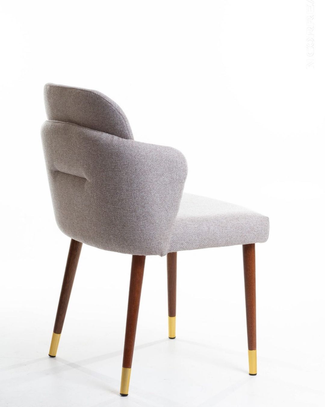 Silla Brenda Asiento Tapizado en Madera Natural Tela BR6000 con Punta Dorada