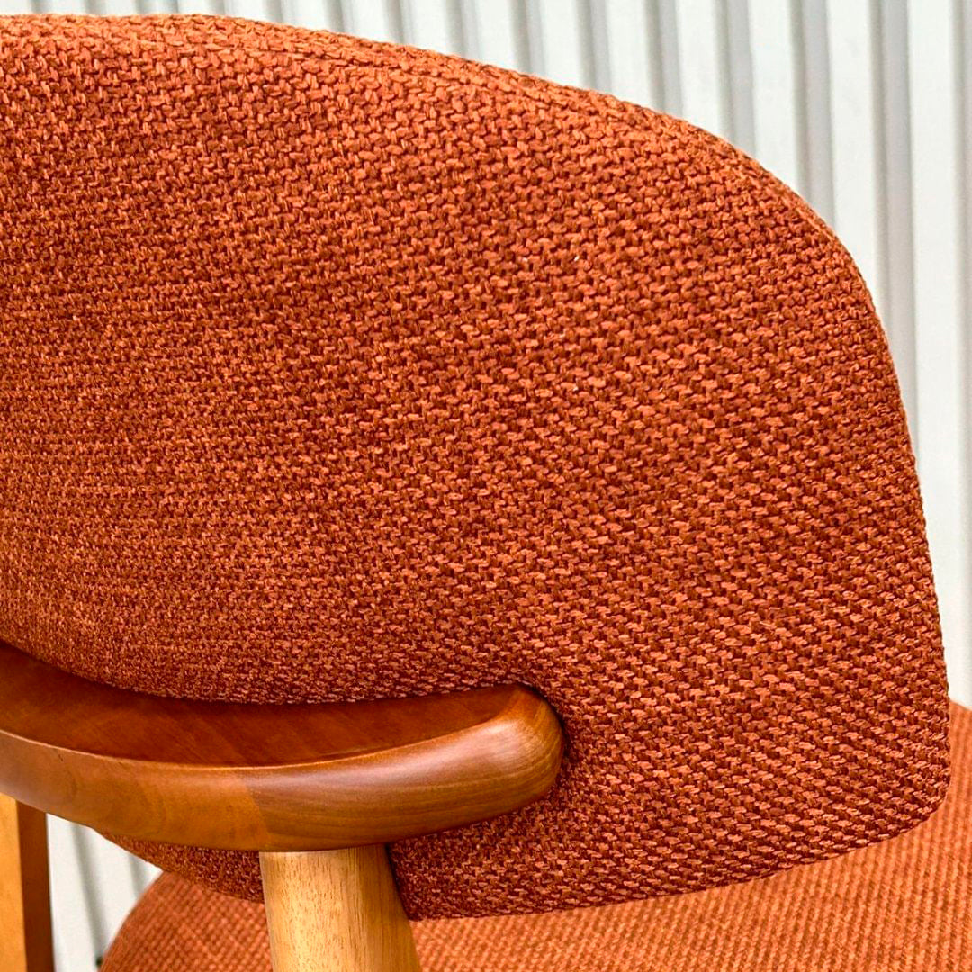 Silla Monic de Madera de Almendro con Respaldo y Asiento Tapizado en Tela Braque 579