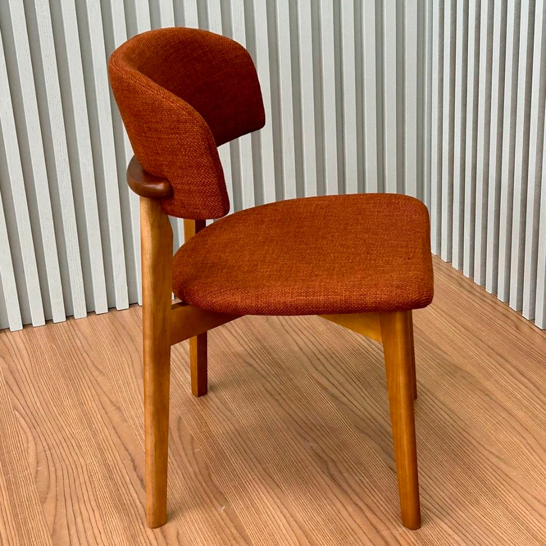 Silla Monic de Madera de Almendro con Respaldo y Asiento Tapizado en Tela Braque 579
