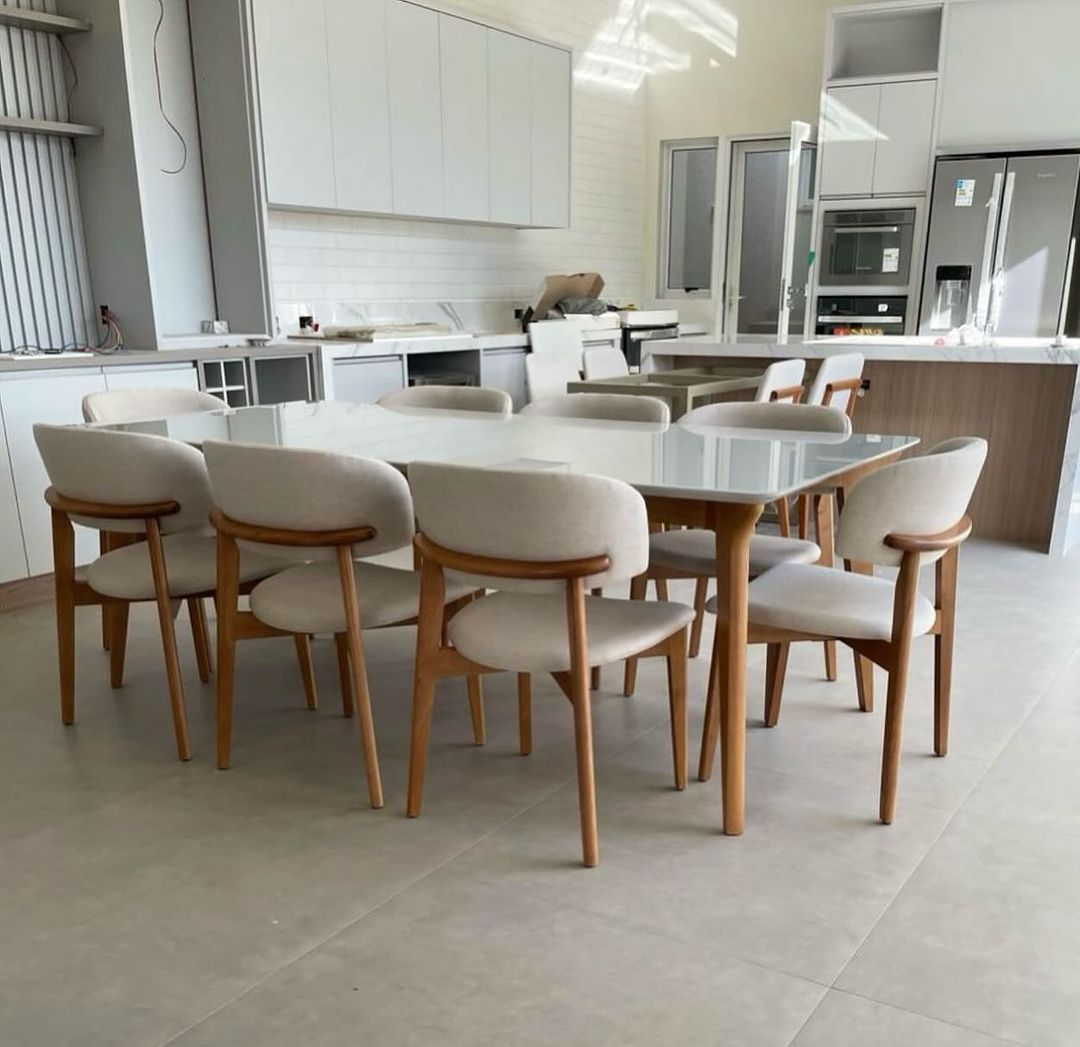 Silla Monic de Madera de Almendro con Respaldo y Asiento Tapizado en Tela de Lino 407
