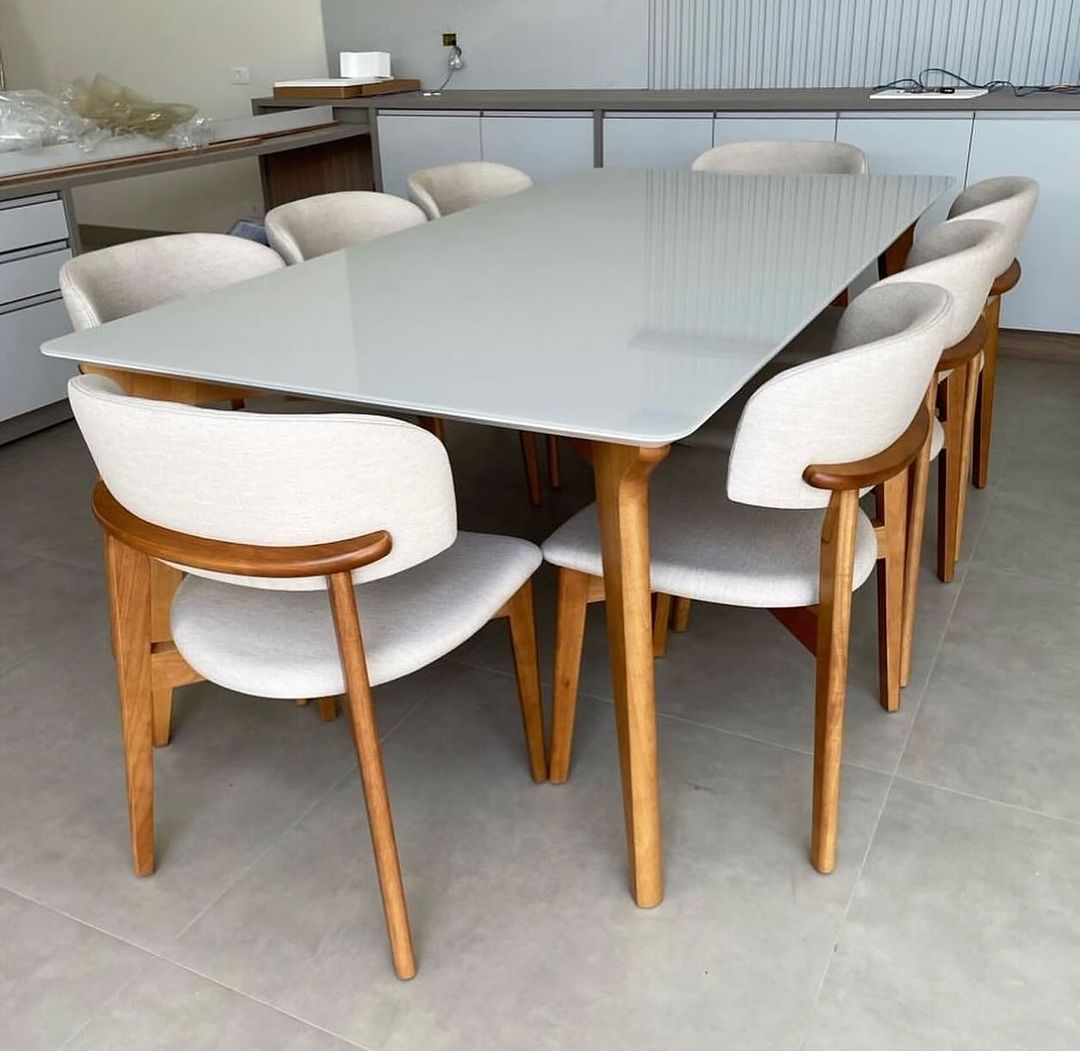 Silla Monic de Madera de Almendro con Respaldo y Asiento Tapizado en Tela de Lino 407