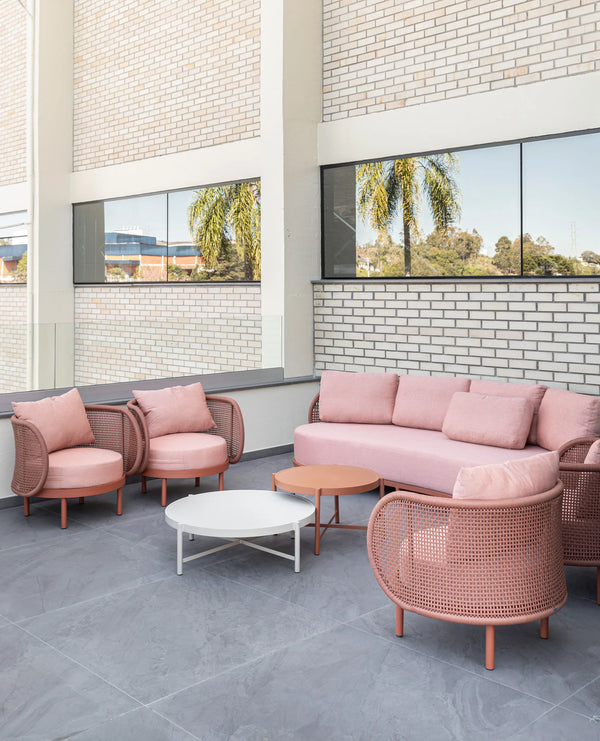 Ambiente 2 com Poltrona Chanel Base Alumínio Cor Fendi Corda Náutica Bege Assento e Encosto Estofado