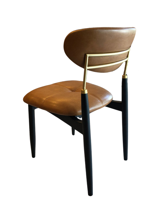 Cadeira Adara com Braço Madeira Preto Fosco Metal Dourado Assento Estofado