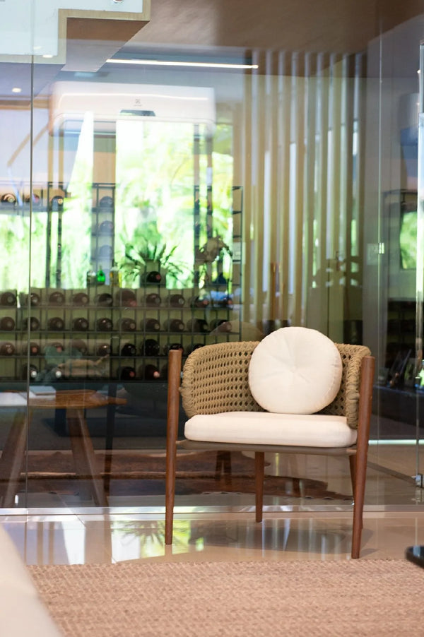 Ambiente 2 com Poltrona Mirrá Pés Em Madeira Base Em Alumínio Cor Fendi Corda Náutica Cor Rami Estofado Branco