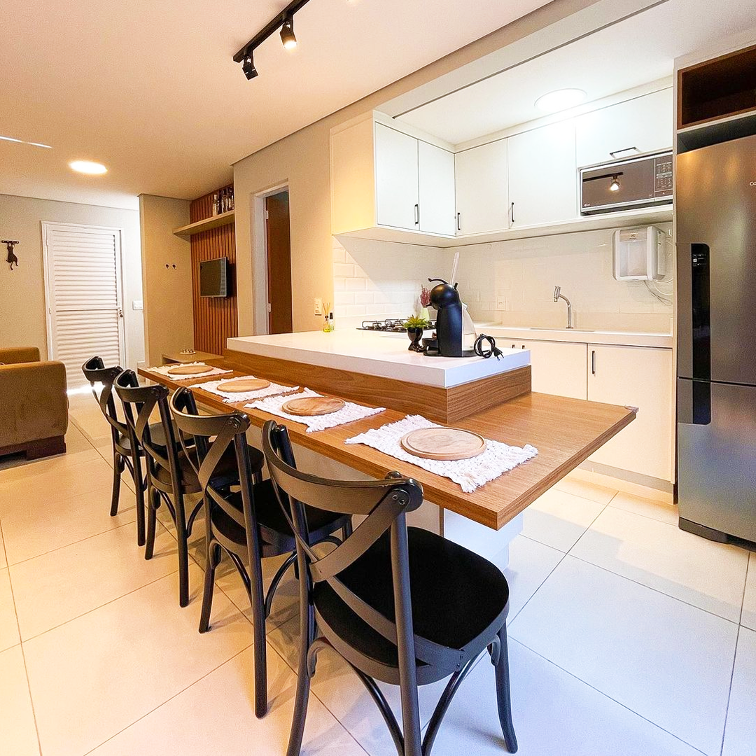 Textura de madeira aplicada em ilha de cozinha