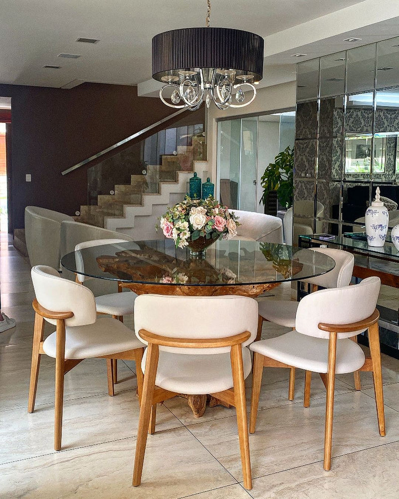 Cadeira de Jantar Monic em Couríssimo Bege Claro: Elegância e Conforto para sua Sala de Jantar