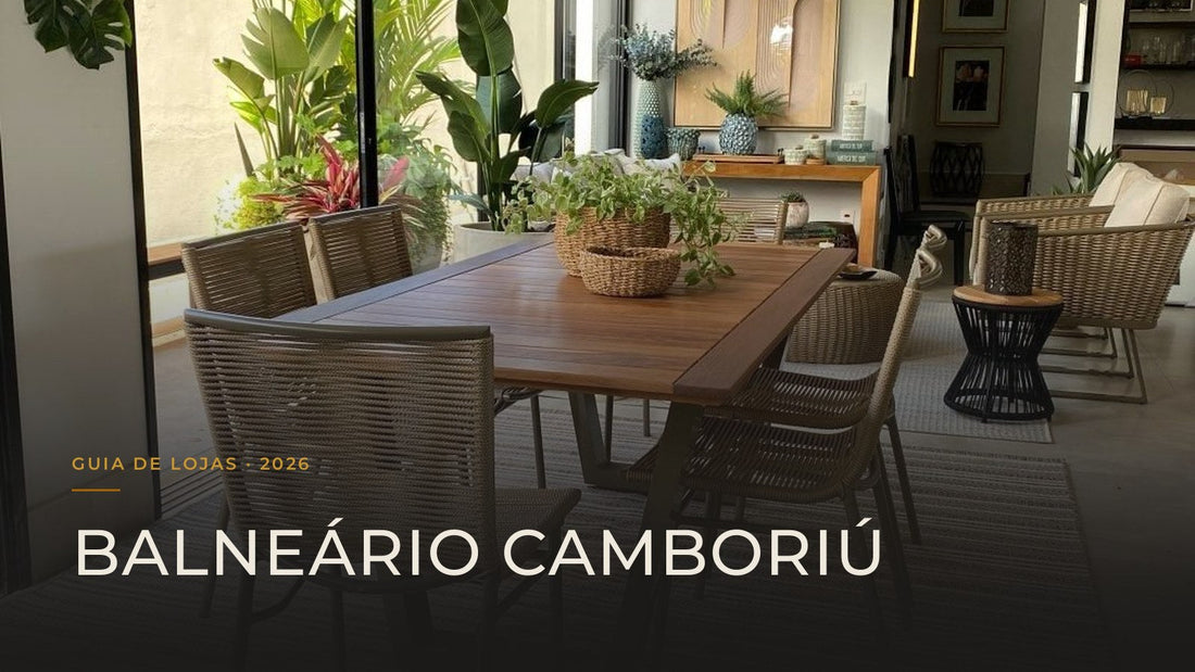 Guia das 5 melhores lojas de móveis em Balneário Camboriú — capa com sala de jantar aberta para o jardim, com mesa de madeira e seis cadeiras de corda náutica, em projeto entregue pela Toth Móveis
