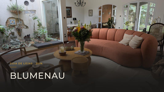 Guia das 5 melhores lojas de móveis em Blumenau — capa com sala de estar com sofá curvo terracota, mesa de centro redonda de madeira e poltronas, em projeto entregue pela Toth Móveis