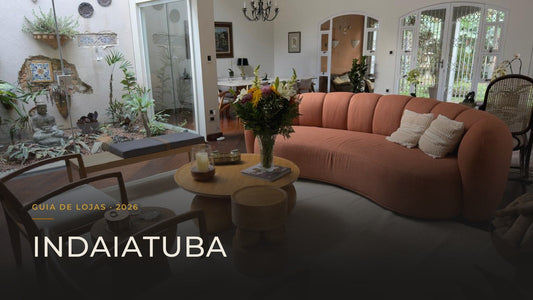 Guia das 5 melhores lojas de móveis em Indaiatuba — capa com sala de estar com sofá curvo terracota, mesa de centro redonda de madeira e poltronas, em projeto entregue pela Toth Móveis