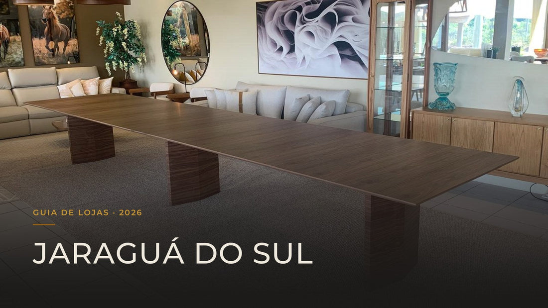 Guia das 5 melhores lojas de móveis em Jaraguá do Sul — capa com mesa de jantar longa de madeira maciça em sala ampla com obras de arte, em projeto entregue pela Toth Móveis