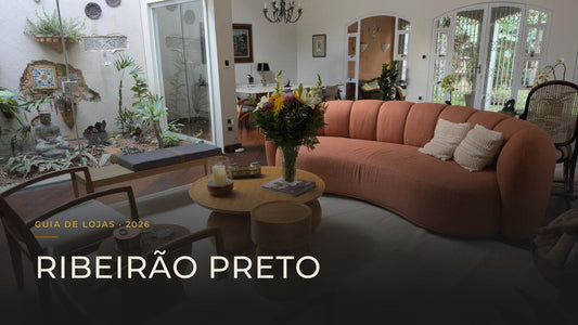 Guia das 5 melhores lojas de móveis em Ribeirão Preto — capa com sala de estar com sofá curvo terracota, mesa de centro redonda de madeira e poltronas, em projeto entregue pela Toth Móveis