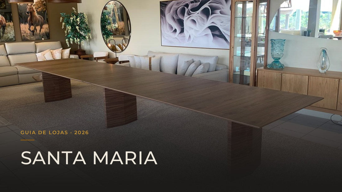 Guia das 5 melhores lojas de móveis em Santa Maria — capa com mesa de jantar longa de madeira maciça em sala ampla com obras de arte, em projeto entregue pela Toth Móveis
