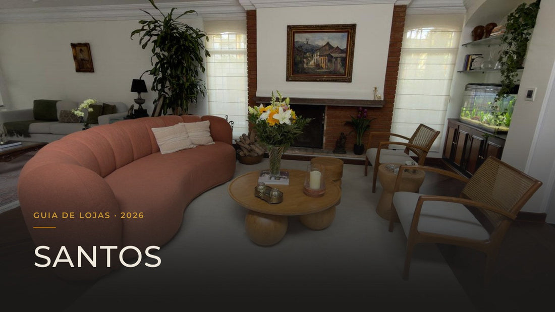 Guia das 5 melhores lojas de móveis em Santos — capa com sala de estar com sofá curvo coral, mesa de centro de madeira e duas poltronas de braço, em projeto entregue pela Toth Móveis