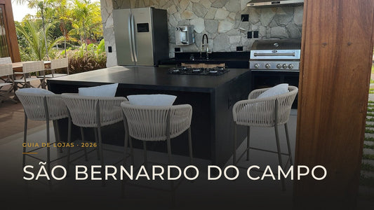 Guia das 5 melhores lojas de móveis em São Bernardo do Campo — capa com cozinha integrada com ilha preta e quatro banquetas altas de corda náutica branca, em projeto entregue pela Toth Móveis