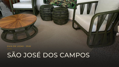Guia das 5 melhores lojas de móveis em São José dos Campos — capa com varanda com duas poltronas de alumínio e corda náutica e mesa de centro redonda de madeira, em projeto entregue pela Toth Móveis