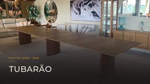 Guia das 5 melhores lojas de móveis em Tubarão — capa com mesa de jantar longa de madeira maciça em sala ampla com obras de arte, em projeto entregue pela Toth Móveis