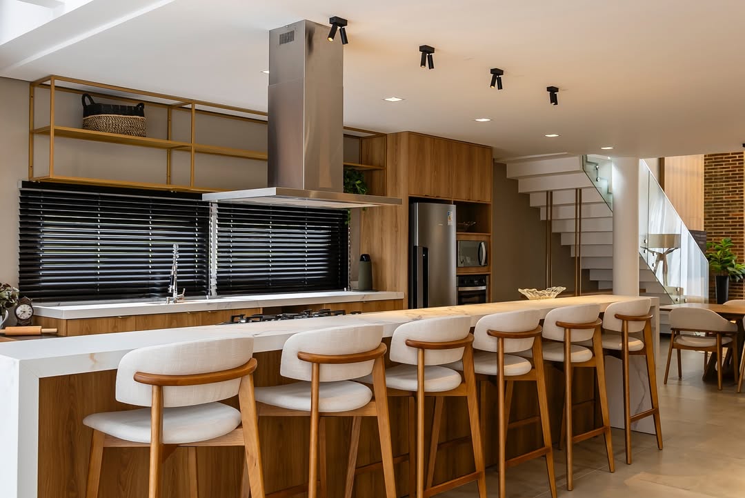 Cadeiras Pala e Banquetas Monic — foto 3