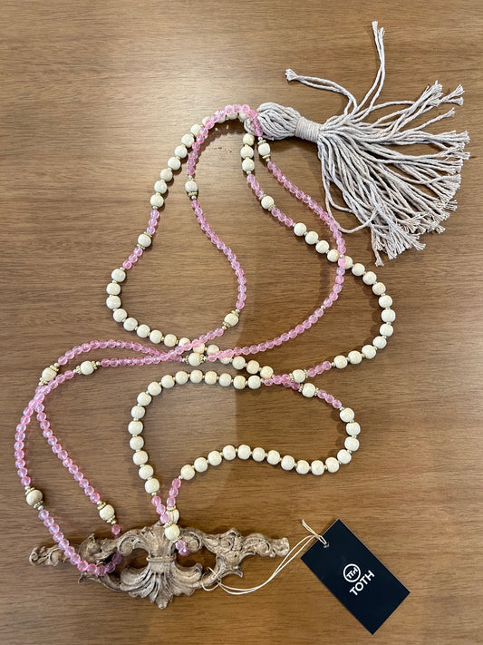 Collar decorativo con borlas de hilo beige y rosa