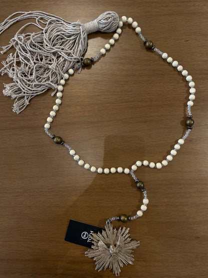 Rosario decorativo del Espíritu Santo con borlas de hilo de cuentas acrílicas y color beige