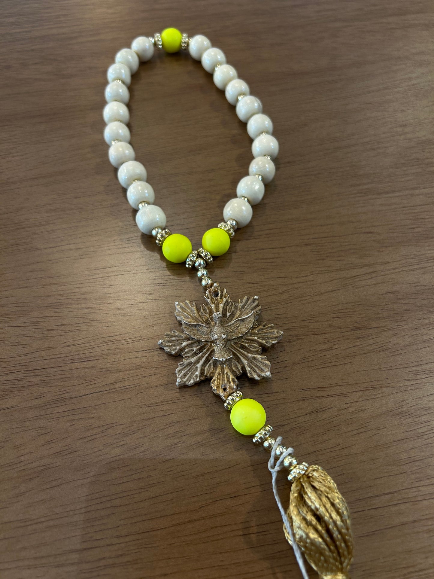 Rosario Decorativo Espíritu Santo Borla de Satén Beige y Verde