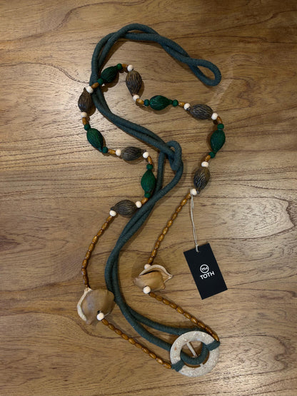 Collar Decorativo Cuentas Verdes Semillas de Palosanto Marrón y Cola de Zorra
