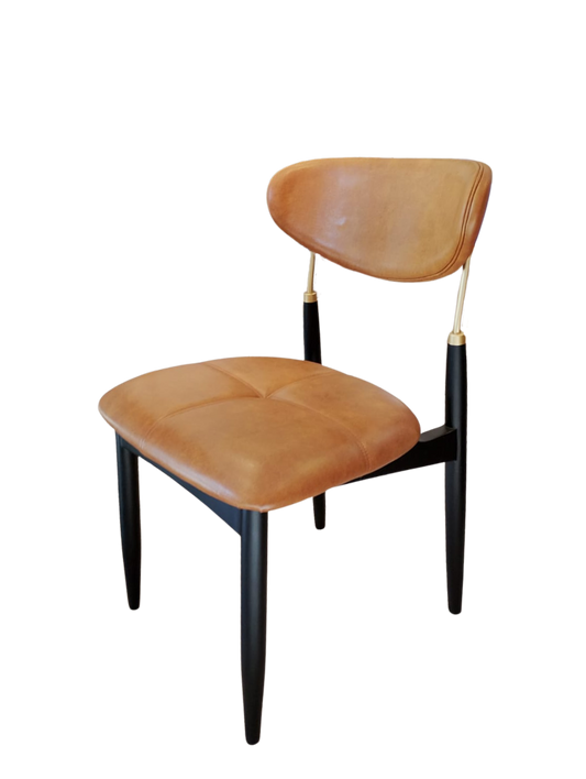 Cadeira Adara com Braço Madeira Preto Fosco Metal Dourado Assento Estofado