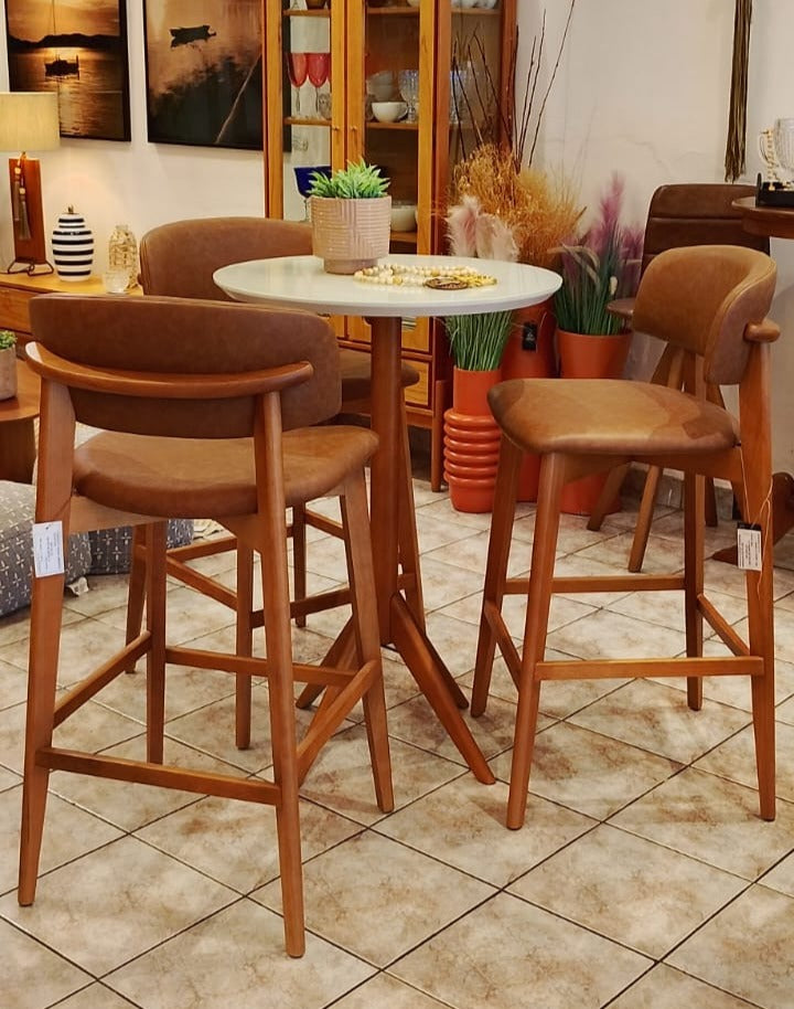 Taburete Monic de Madera de Almendro con Respaldo y Asiento Tapizado en Tela Piel 534 - Heitor | Toth Móveis