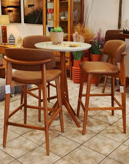 Taburete Monic de Madera de Almendro con Respaldo y Asiento Tapizado en Tela Piel 534