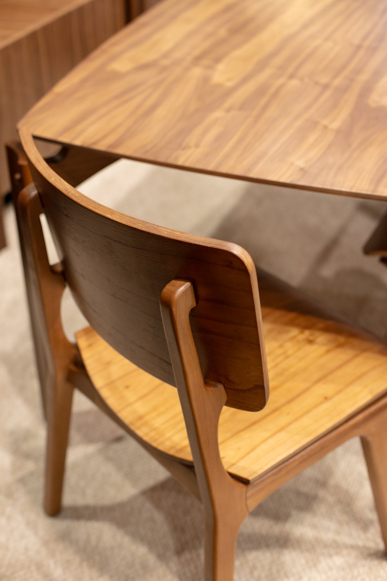 Cadeira Ariana Madeira Maciça Assento Multilaminado