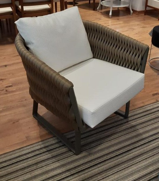Ambiente 1 com Poltrona Acapulco Alumínio Cor Preto e Tricô Náutico Cor Bege